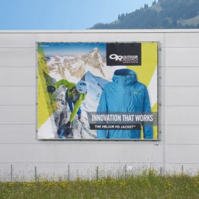 Grossbildwerbung mit Rundrohr-Rahmen