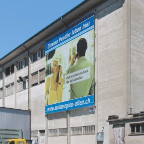 Grossbildwerbung mit Drahtseil-Rahmen